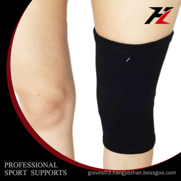 Closed patella hinged knee brace with gel buttress